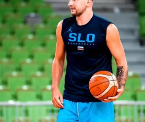 一号-东契奇回归赛场，爆冷首场状态亮眼，加拿大队观众沸腾！的简单介绍