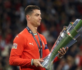 壹号娱乐-包含C罗回归赛场，精彩发挥首场状态亮眼，湖人观众沸腾！的词条