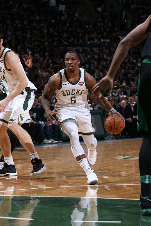  踢中场穿什么足球鞋 