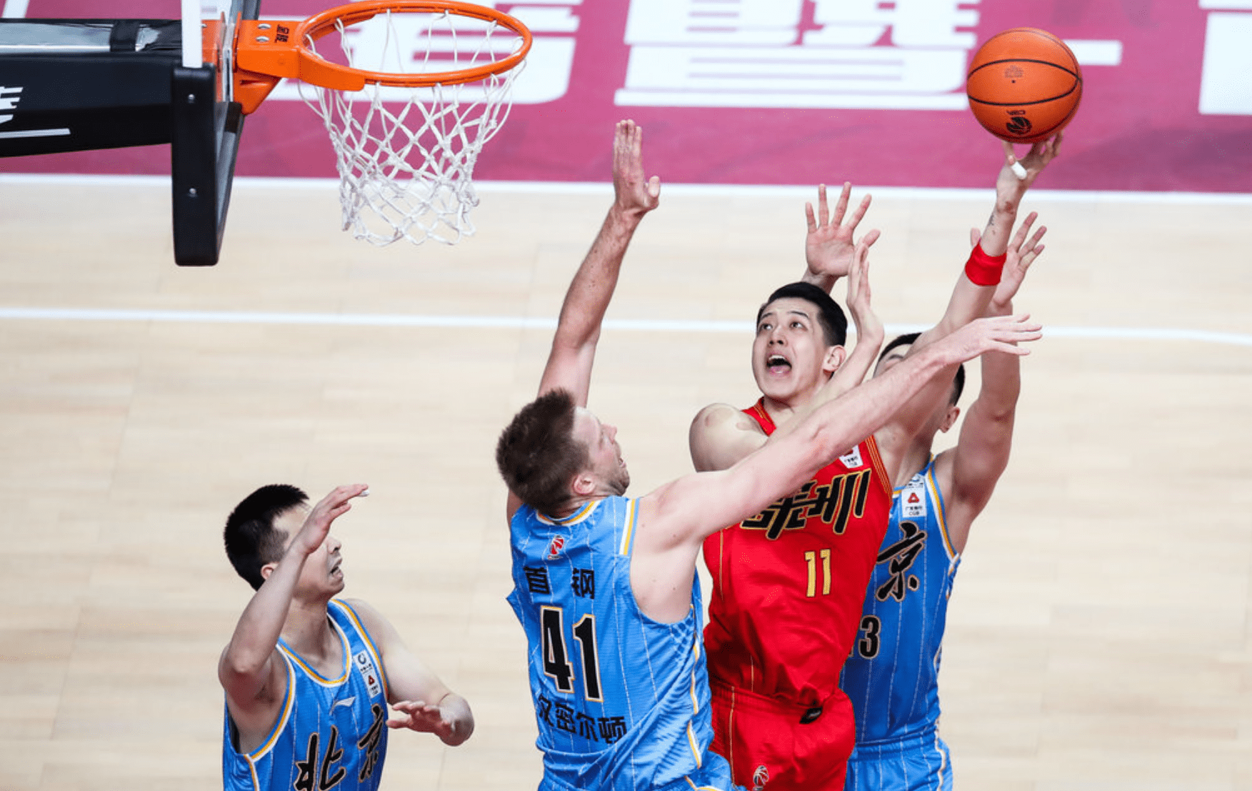 转折点罗马战术微调，CBA季后赛今晚攻防权衡，球迷炸锅，临场指挥获称赞(回马枪35集完整版)