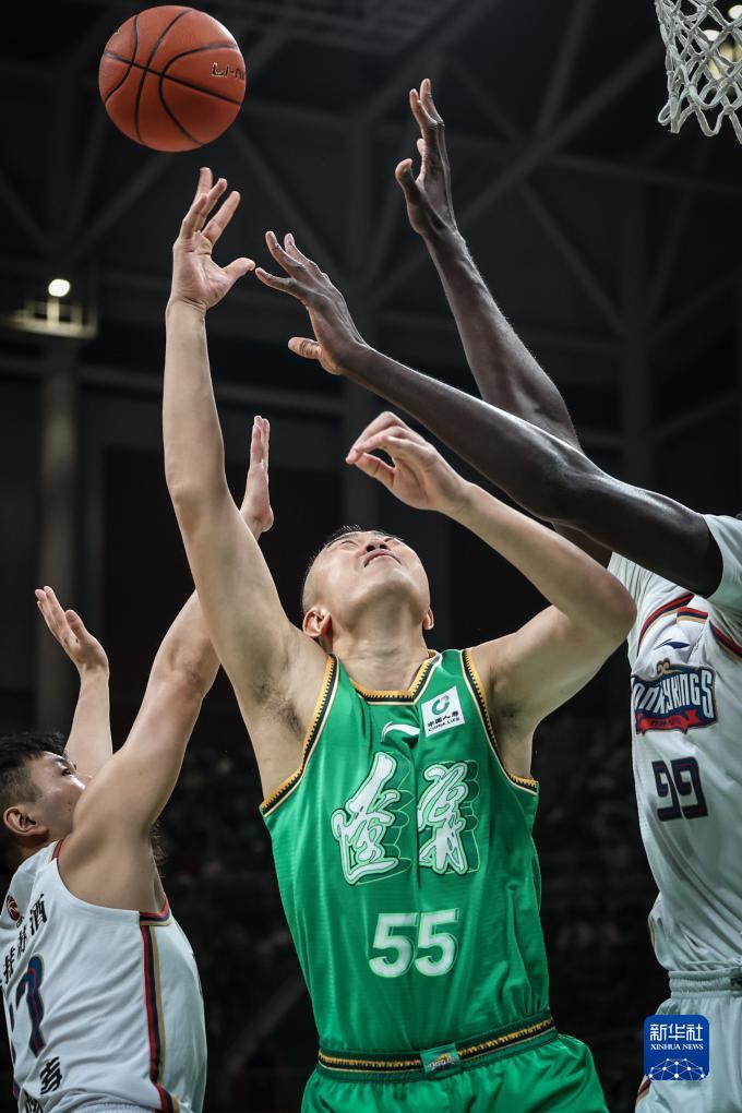 赛前CBA常规赛焦点战；夏洛特黄蜂临场应变；态度坚定；更衣室氛围转暖的简单介绍